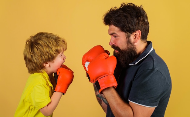 Garotinho boxe com treinador esportivo treinando estilo de vida juntos pai de treino em família treinando seu