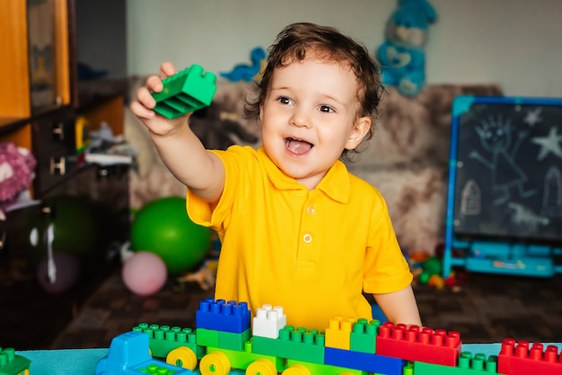 Garotinho brincando com blocos de plástico