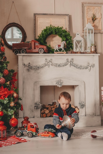 garotinho brincando com brinquedos em decorações de natal