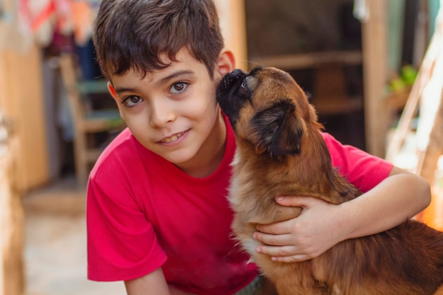 garotinho brincando com cachorrinho