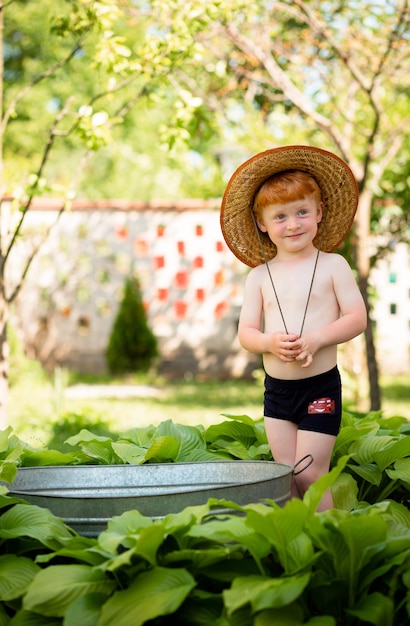 Garotinho brincando com laranjas no verão