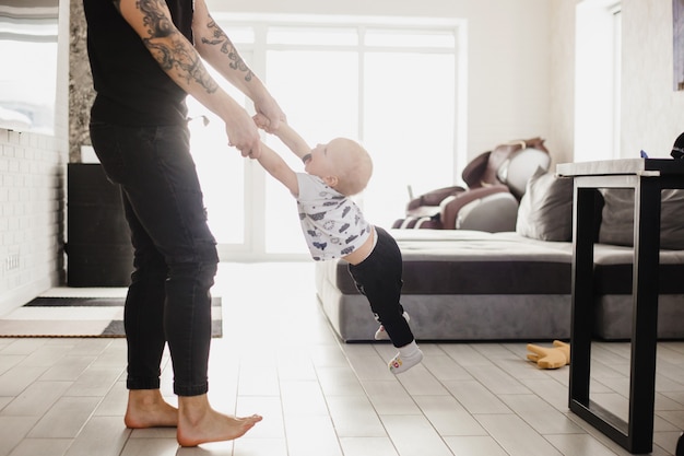 Foto garotinho brincando com o pai, puericultura, atenção, jogos e desenvolvimento de comunicação, autocuidado, amor e família, design para casa, mentalidade, cérebro, cozinha, casa