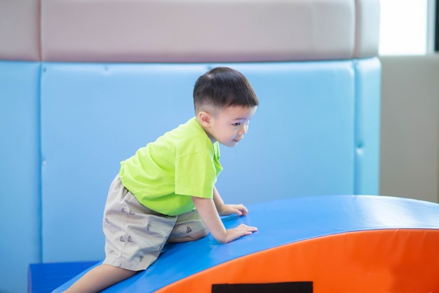 Garotinho da criança malhando no exercício ginásio indoor