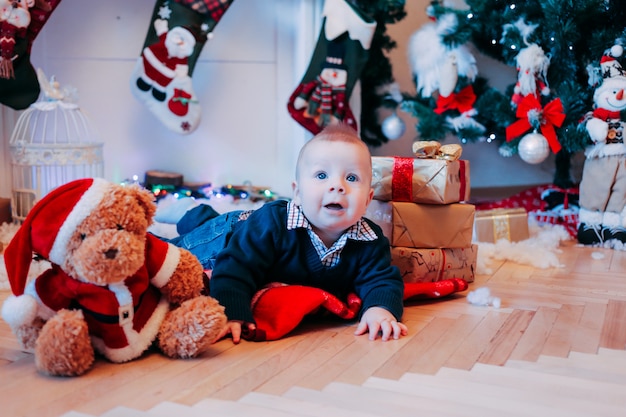 Garotinho em casa, época de Natal