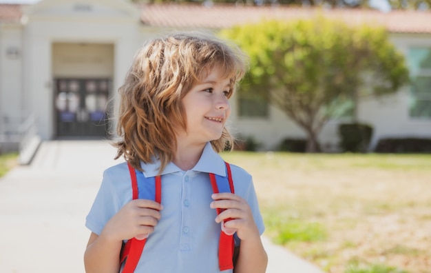 Garotinho em seu primeiro dia na escola americana Conceito de educação primária