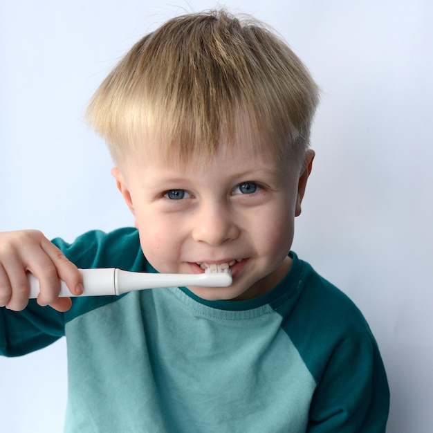 Garotinho escovando os dentes