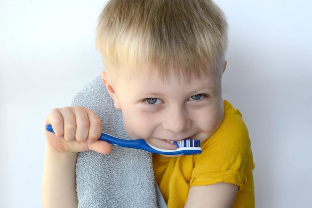 Garotinho escovando os dentes