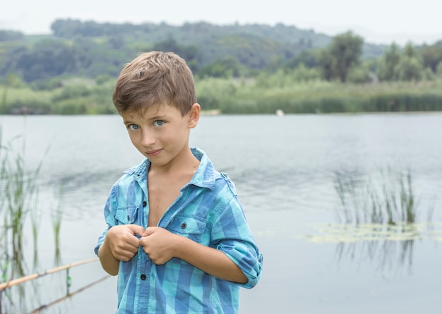 Garotinho está pescando no rio