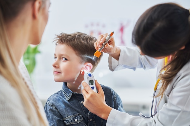 Garotinho fazendo exame médico pelo pediatra