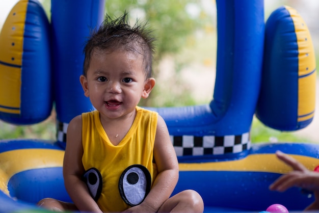 Garotinho feliz com piscina infantil