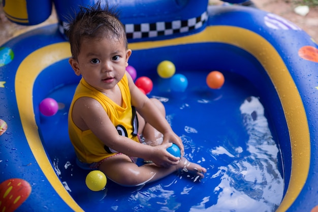 Garotinho feliz com piscina infantil