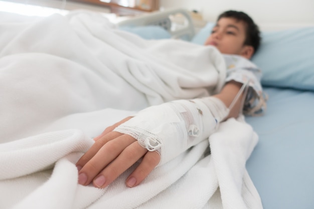 Foto garotinho ficar doente de gripe precisa ser internado com solução salina intravenosa
