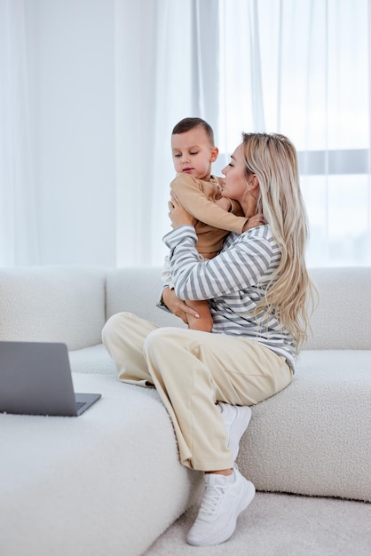 Garotinho fofo e a mãezinha abraçada mostram amor e carinho, relaxando