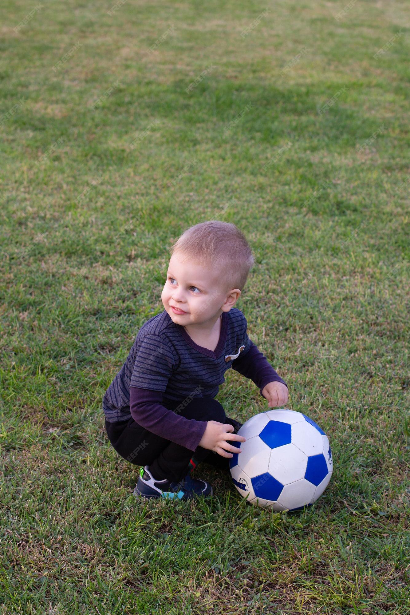 Jogadores De Futebol Novos Do Menino Corridos Para Prender E Controlar a  Bola Para O Tiro Ao Objetivo Imagem de Stock - Imagem de atleta, ativo:  145860029