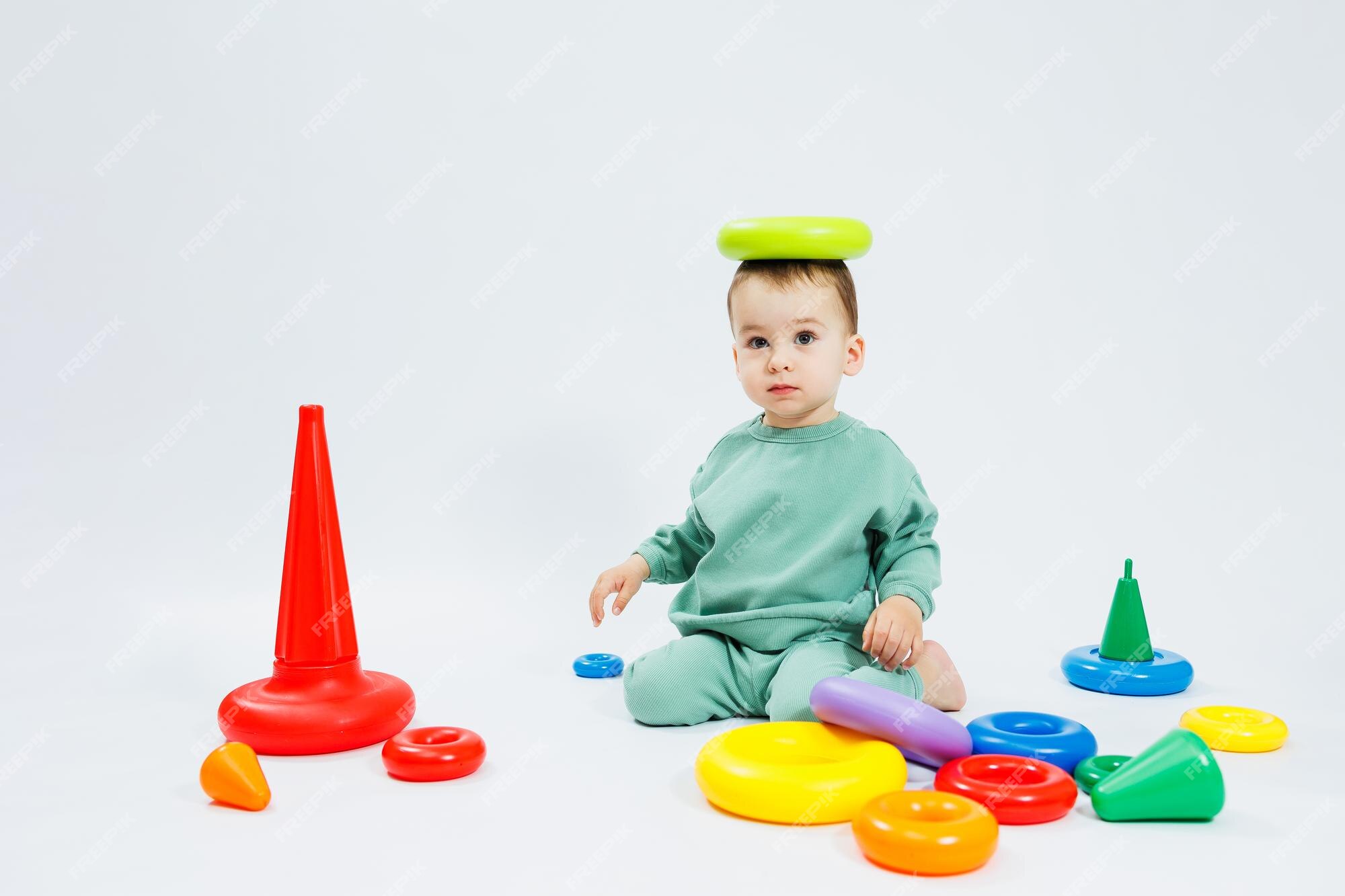 Garotinho De 2 Anos é Tocado Com Uma Pirâmide De Madeira. Brinquedos  Lógicos Educativos Para Crianças. Jogos Montessori Para Crian Foto de Stock  - Imagem de eduque, jogo: 201508416