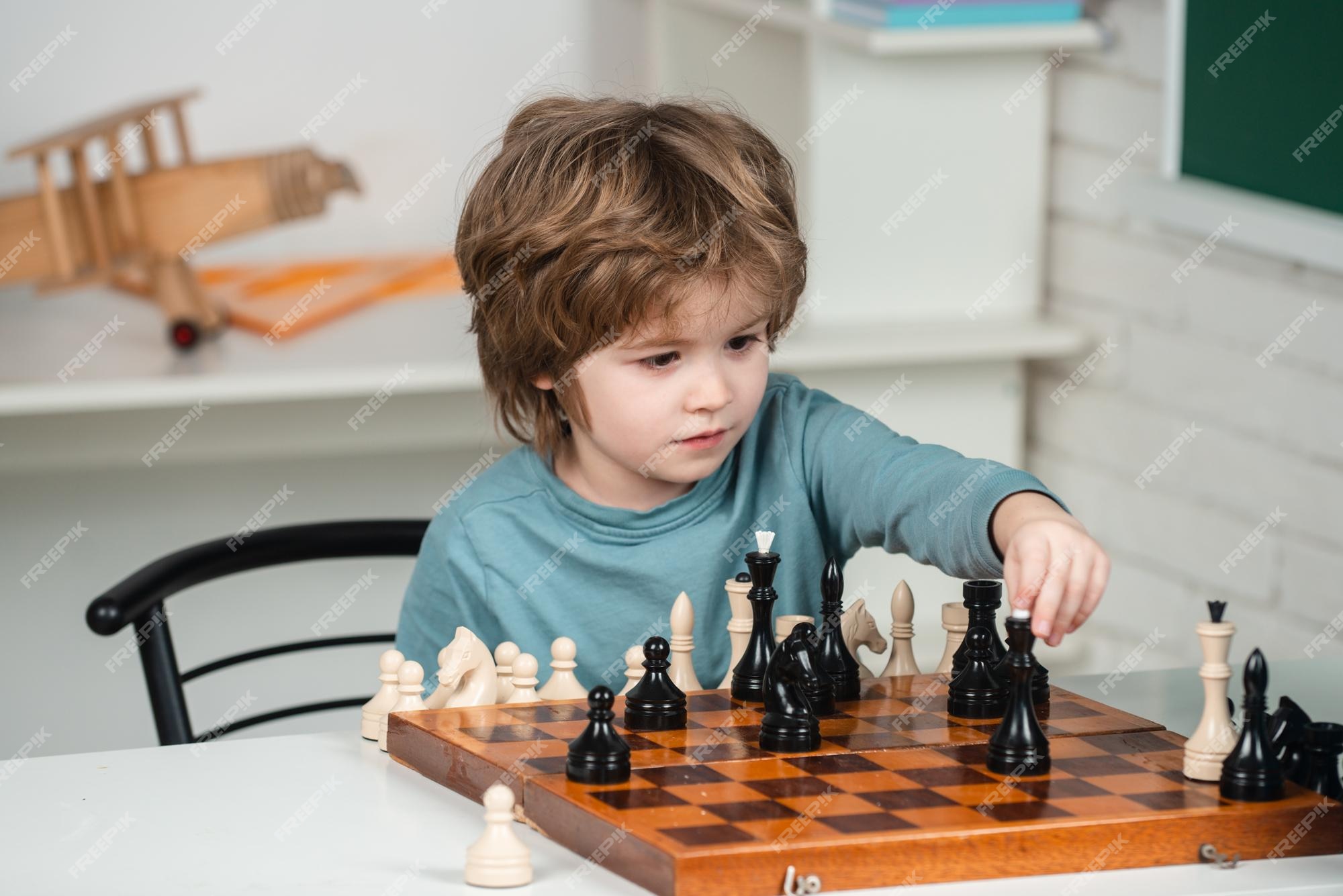 Garoto esperto aprende a jogar xadrez sozinho em seu quarto em