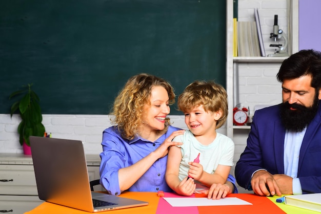 Garotinho na primeira série de volta à escola e educação em casa direitos educacionais da família e