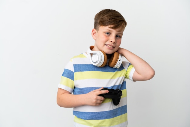 Garotinho ruivo segurando um gamepad isolado no fundo branco rindo