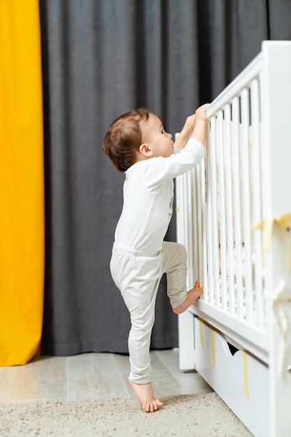 Garotinho se divertindo na sala Menino brincando no chão e se divertindo