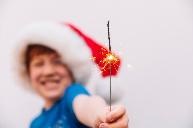 Foto garotinho segurando bengala luz na mão