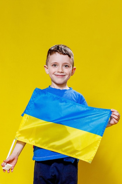 Garotinho sorrindo segurando uma bandeira amarela e azul Ucrânia Criança ucraniana Dia da Independência do Dia da Bandeira da Ucrânia