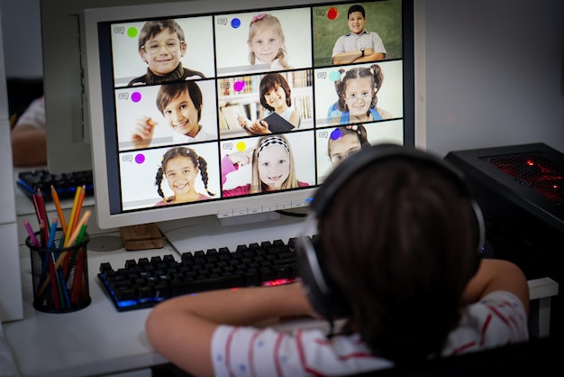 Garotinho tendo aula online de ensino à distância em casa