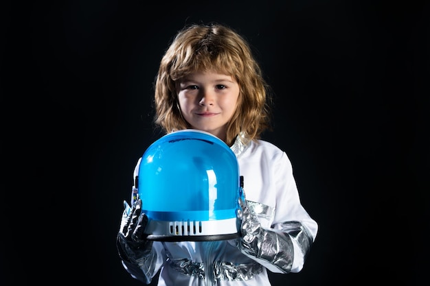 Garotinho vestindo uma fantasia de capacete de astronauta e lindo garoto no astronauta brincando e sonhando com a...