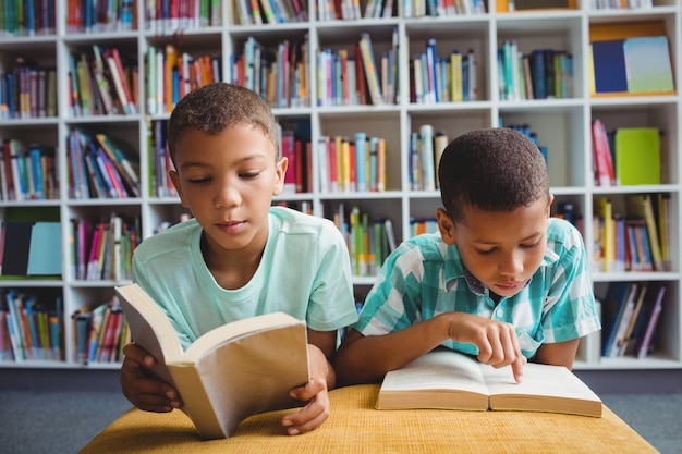 Garotinhos lendo livros