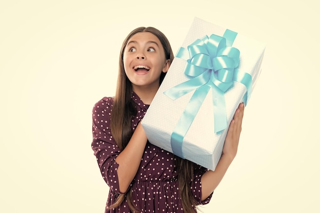 Garoto adolescente com caixa de presente Menina adolescente dando presente de aniversário Conceito presente de saudação e presente Retrato de uma adolescente emocionada e excitada