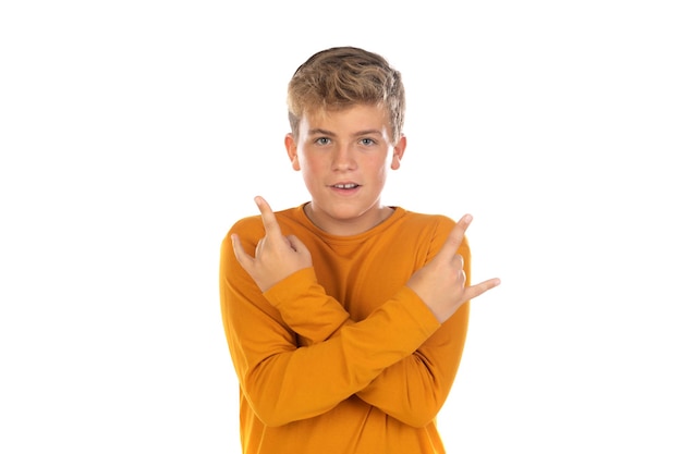 Garoto adolescente loiro com camiseta amarela