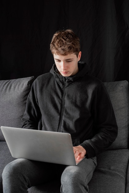 Garoto adolescente usando laptop