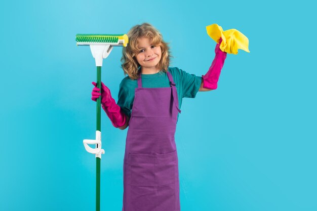 Garoto ajudando nas tarefas domésticas limpando a casa Acessório de limpeza Material de limpeza Studio isoalted