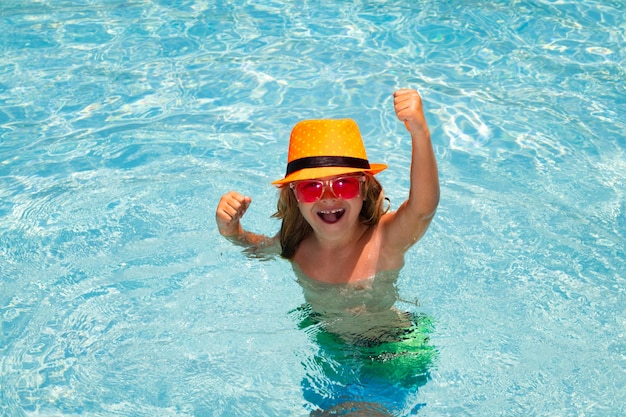 Garoto animado na piscina criança nadando na piscina de água atividade de verão para crianças esportes aquáticos