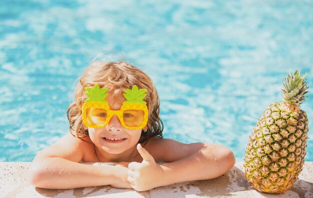 Garoto aproveitando o verão na piscina crianças brincando e lazer ativo férias de verão para crianças engraçadas