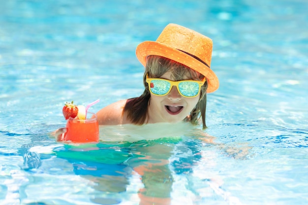 Garoto bebe coquetel na piscina Estilo de vida saudável ativo nadar atividade esportiva aquática nas férias de verão com criança