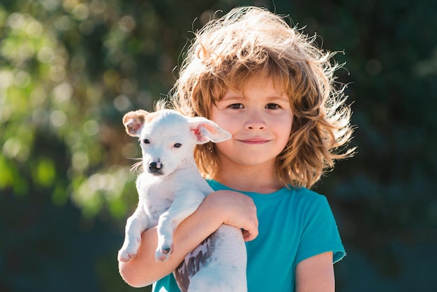 Garoto bonito abraçando cachorrinho criança e cachorrinho brincando do lado de fora cachorro sonhando crianças sonhadoras seguram cachorrinhos d