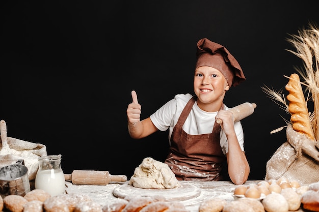 Foto garoto bonito com chapéu de chef de cozinha