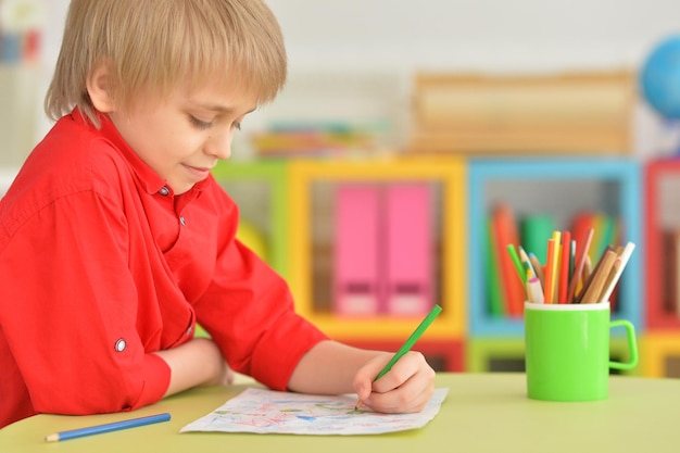 Garoto bonito desenhando com lápis