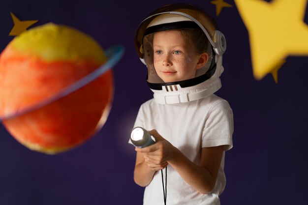 Foto garoto bonito vestido de astronauta espacial