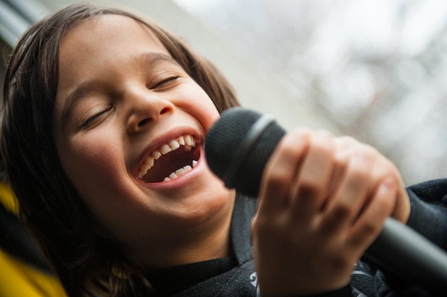 Foto garoto cantando