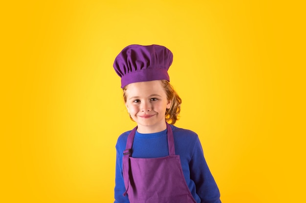 Garoto chef preparando comida saudável Retrato de criança com chapéus de chef