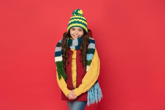 Garoto com cara de feliz vestindo roupas quentes de inverno e prepare-se para férias, tempo de férias.