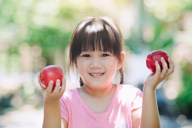 Garoto com maçã fresca para vitaminas e nutrições saudáveis