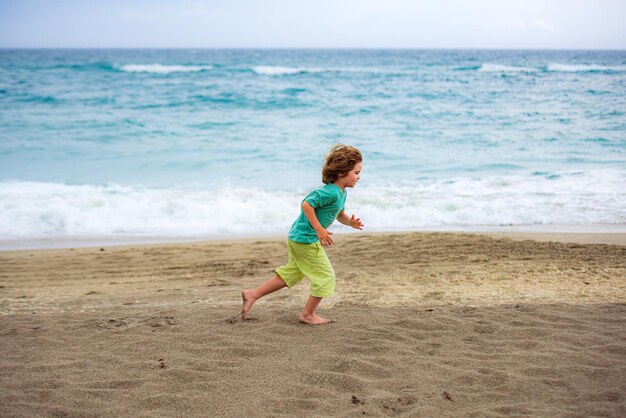 Garoto correndo na praia no verão