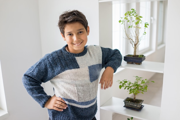 Garoto cuidando de plantas e flores em casa