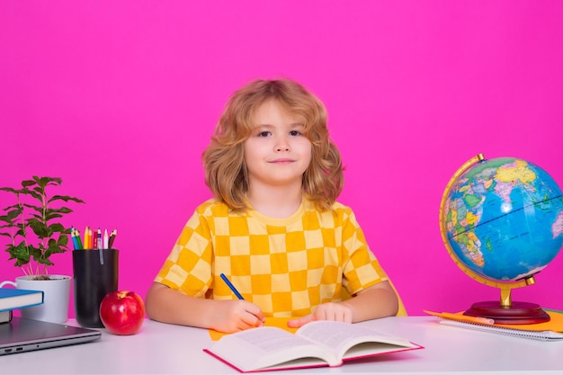 Garoto da escola primária com livro Aluno de garoto de escola caucasiano inteligente indo para a escola Aluno de escola isolado no fundo do estúdio rosa vermelho Conceito de educação e aprendizagem