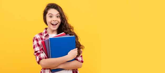 Garoto da escola surpreso pronto para estudar com a pasta de trabalho de volta à escola Retrato do cabeçalho do banner do estúdio do estudante colegial copyspace de rosto de criança da escola