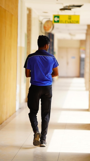 Garoto de entrega de comida indiana na imagem do verso da camiseta azul