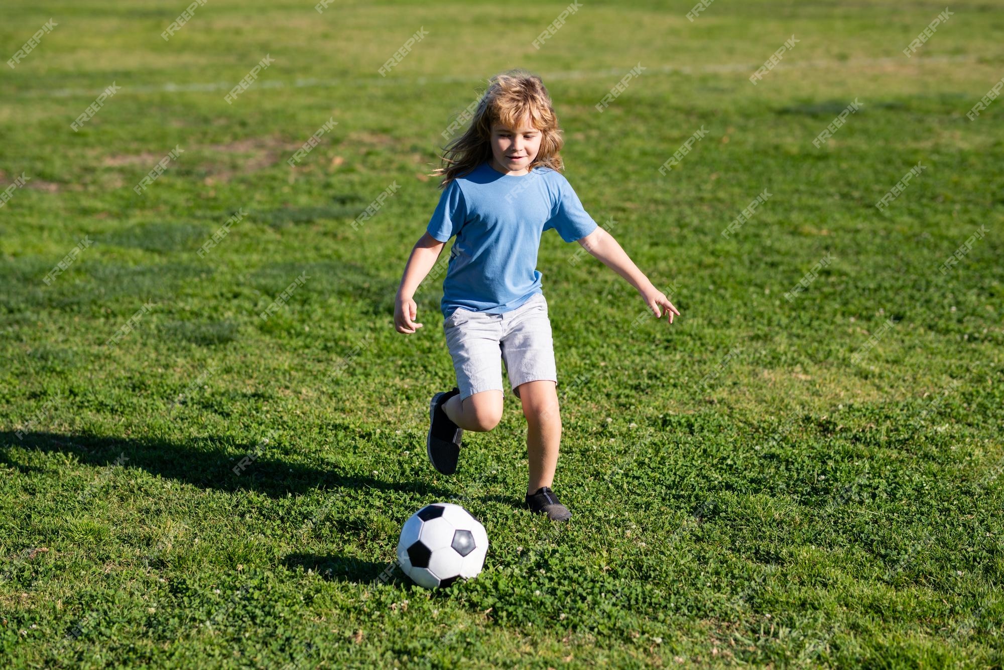 Jogo De Futebol. Crianças Jogando Futebol. Meninos Jovens Chutando Bola De  Futebol No Campo De Esportes. Crianças Jogando Jogo De Torneio De Futebol  No Campo. Juventude Jogo De Futebol Europeu Foto Royalty