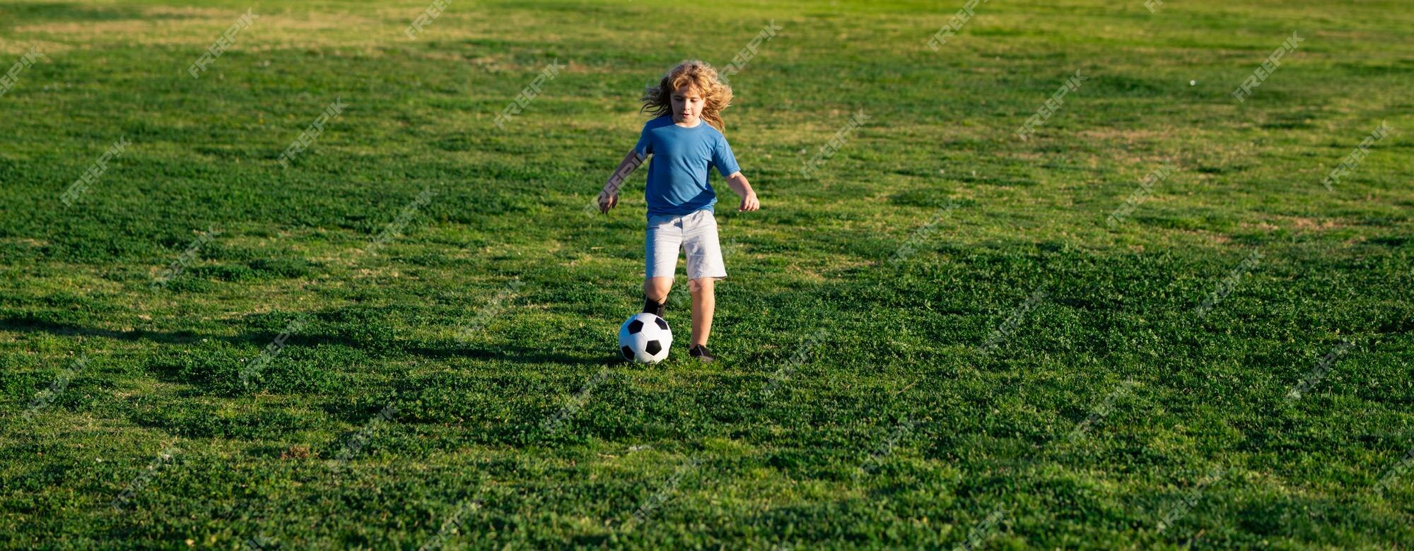 Jogo De Futebol. Crianças Jogando Futebol. Meninos Jovens Chutando Bola De  Futebol No Campo De Esportes. Crianças Jogando Jogo De Torneio De Futebol  No Campo. Juventude Jogo De Futebol Europeu Foto Royalty